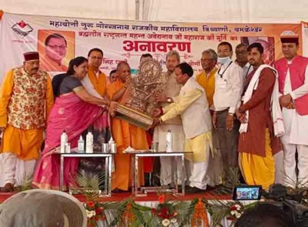 अपने पैतृक गांव पंचूर पहुंचे सीएम योगी, मां से मिले, आंखें हुई नम